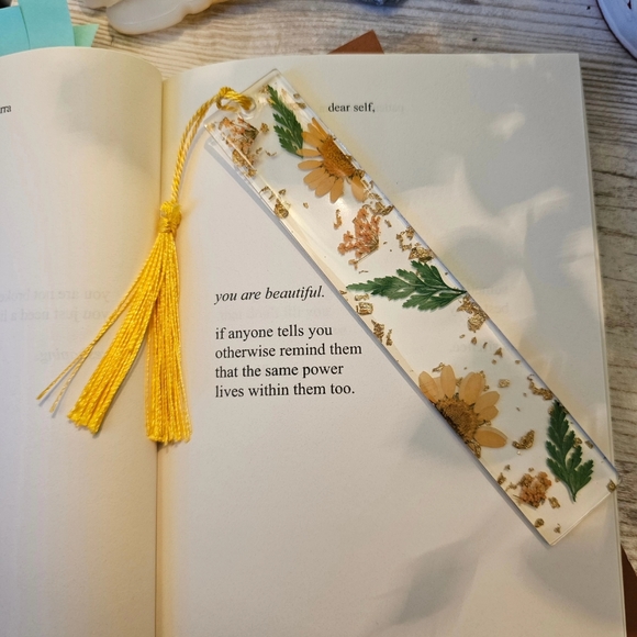 Resin Floral Bookmark - Picture 4 of 6